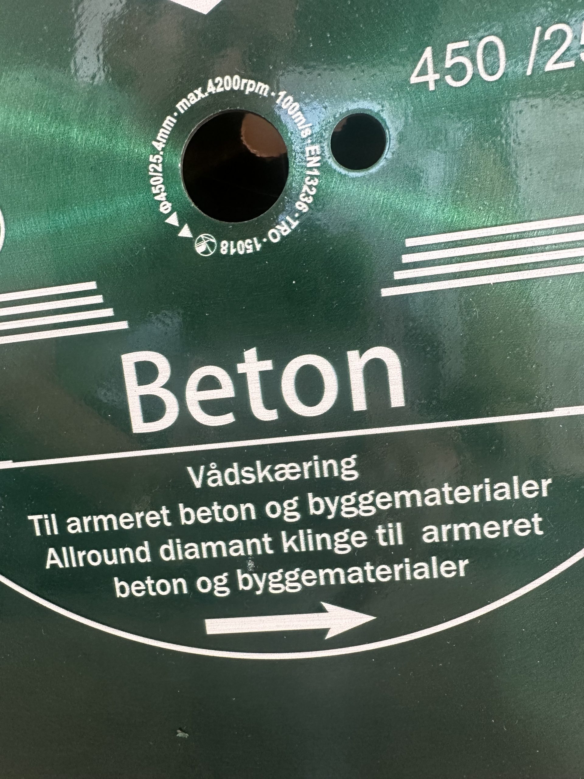 Nærbillede af centerhul (25,4 mm) på diamantklinge Ø450 mm. Maks. 4.200 rpm, EN13236-certificeret.